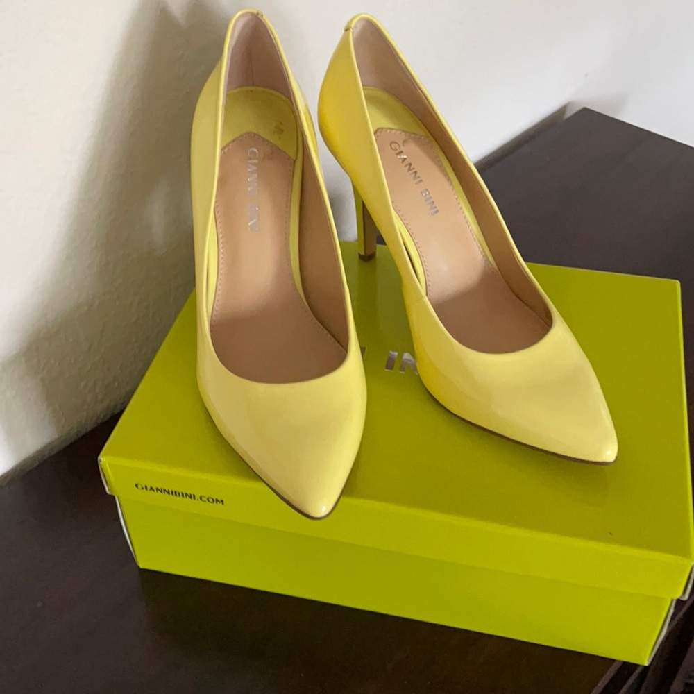 Giani Bini yellow pumps